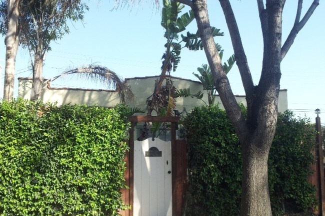 Home Sweet Home duplex w/private large backyard - 1248 N Citrus Ave