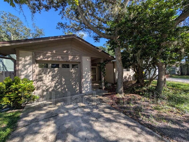 Foto del edificio - 2257 Fairway Villas Ln N