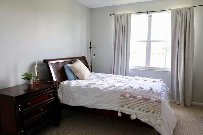Building Photo - 2060 Greenview Shores Blvd