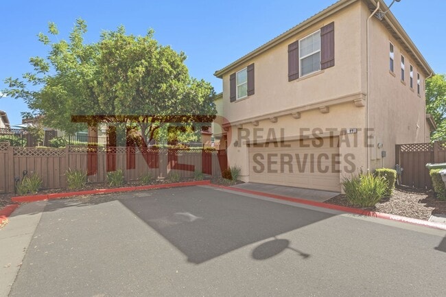 Building Photo - Amazing Folsom 3 Bedroom Home