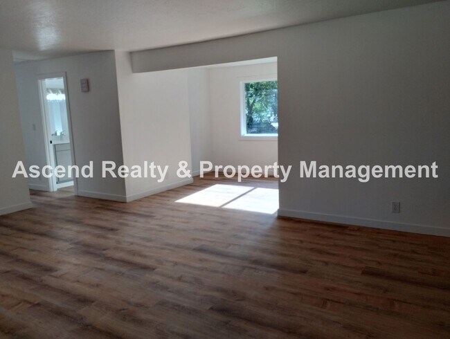 Building Photo - Remodeled 4 Bed/2 Bath~Like New Inside, Co...