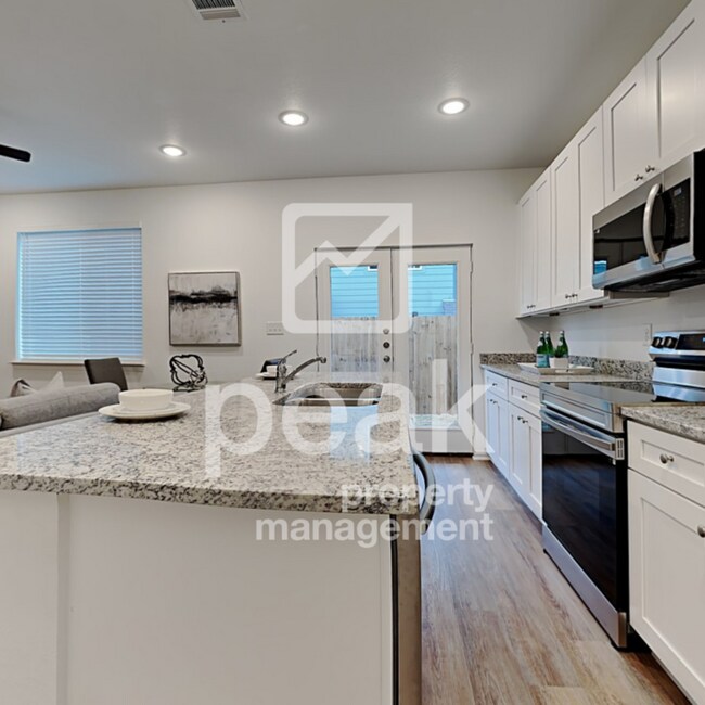 Foto del edificio - $1725 Beautiful 3 bed 2.5 bath townhome! Ready on 5/20!