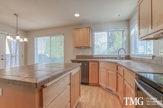 Foto del edificio - Spacious 4 bedroom, 2.5 bathroom, Two Stor...