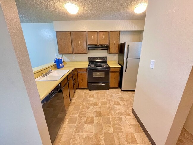 Building Photo - Cozy Studio Condo with Bonus Room/Study!