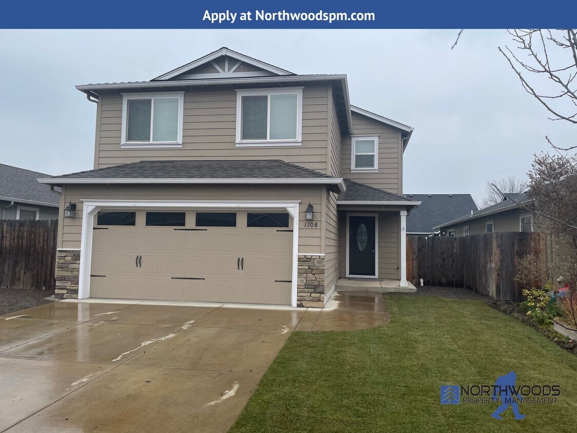 Beautiful 2 Story 4 Bedroom 2.5 Bathroom Home House Rental in Medford