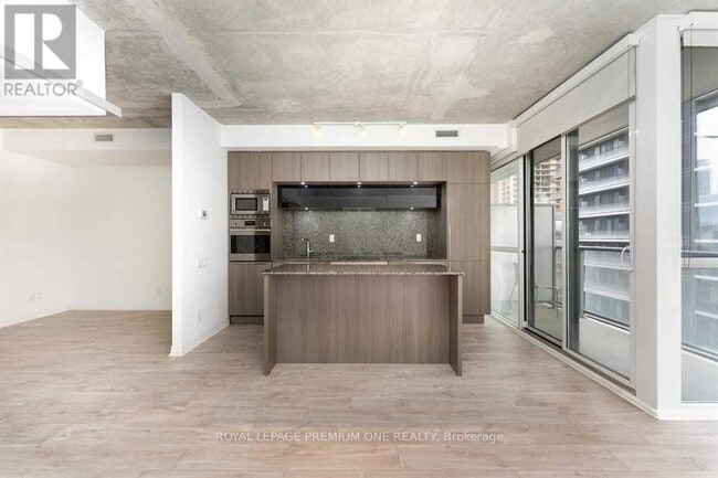 Photo du bâtiment - 88 Blue Jays Way