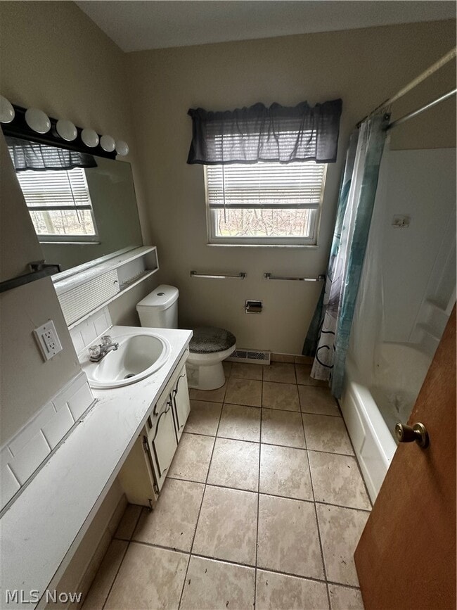 Building Photo - 3747 Iona Ave