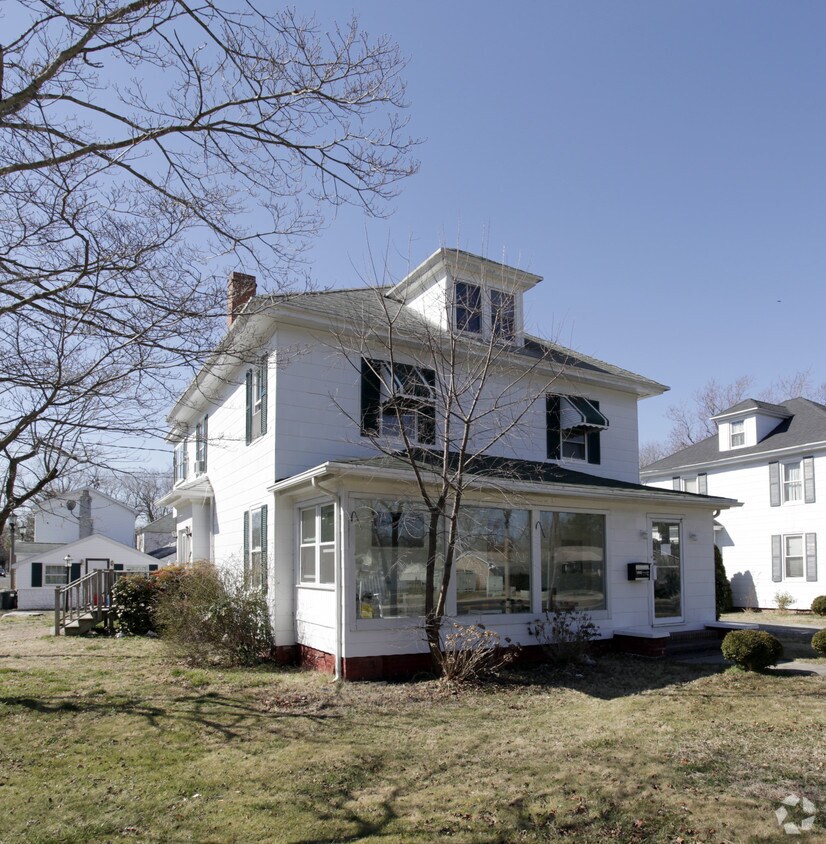 Foto principal - 12050 Somerset Ave