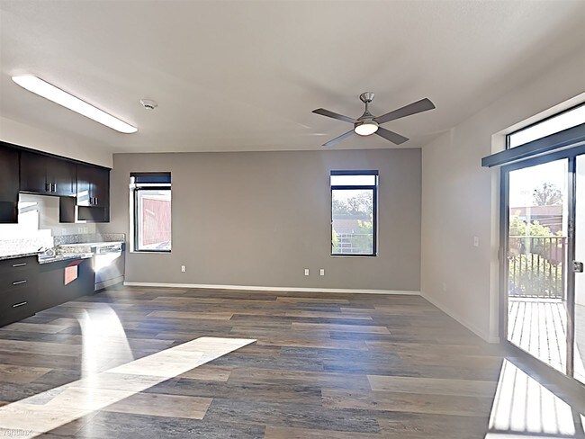 Foto del edificio - 6601 Folsom Blvd