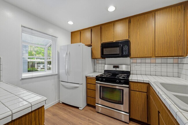 Foto del edificio - Meticulously Maintained 1 Bedroom Condo in a Wonderful Neighborhood in Orange