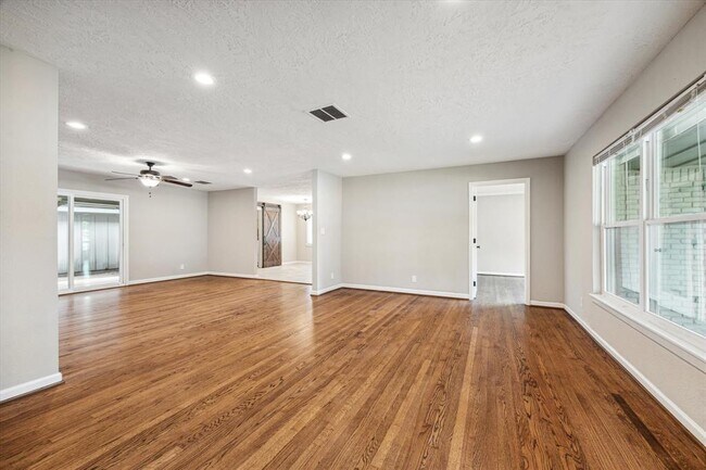 Foto del edificio - 3306 Longfield Cir