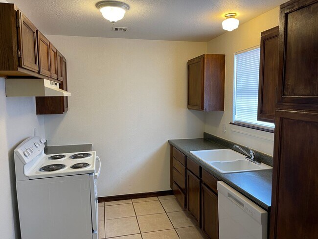 Foto del edificio - 2 bed duplex, all new flooring paint and appliances!