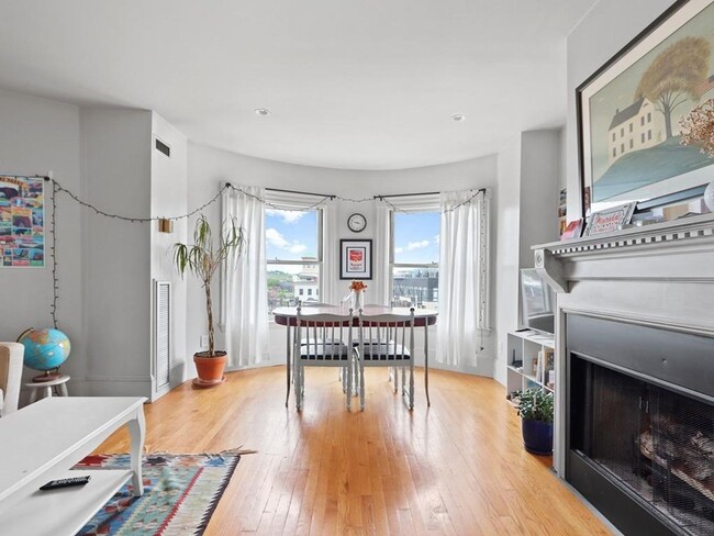 Building Photo - Amazing 3 bed 1 bath in the South End.... Sept 1st move in