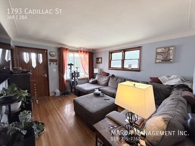 Building Photo - SPACIOUS 3 BED/2 BATH HOME- FINISHED BASEMENT-EAST WINDSOR + UTILITIES