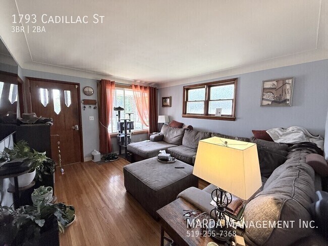 Photo du bâtiment - SPACIOUS 3 BED/2 BATH HOME- FINISHED BASEMENT-EAST WINDSOR + UTILITIES