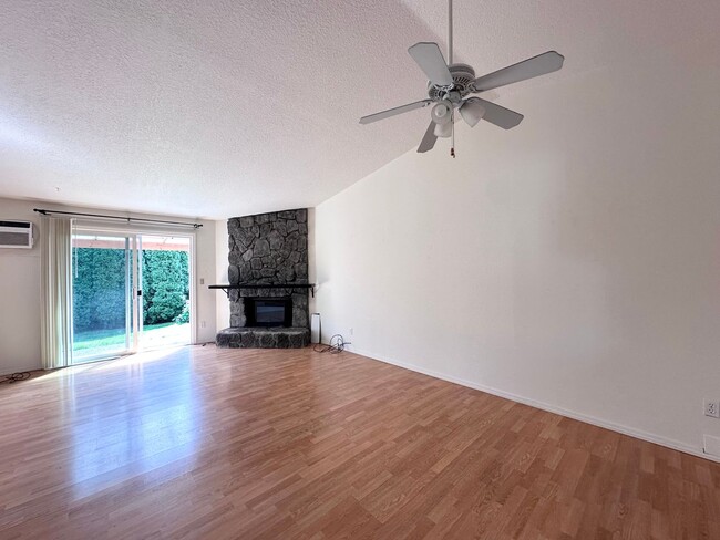 Building Photo - Charming Duplex 2-bedroom, 2-bathroom home...