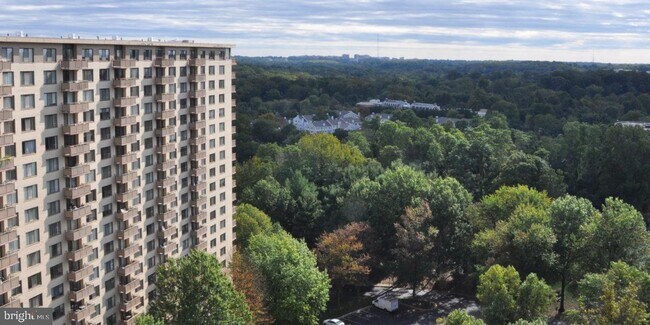 Foto del edificio - 5225 Pooks Hill Rd