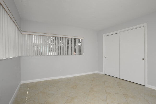 Building Photo - 1018 Park Dr