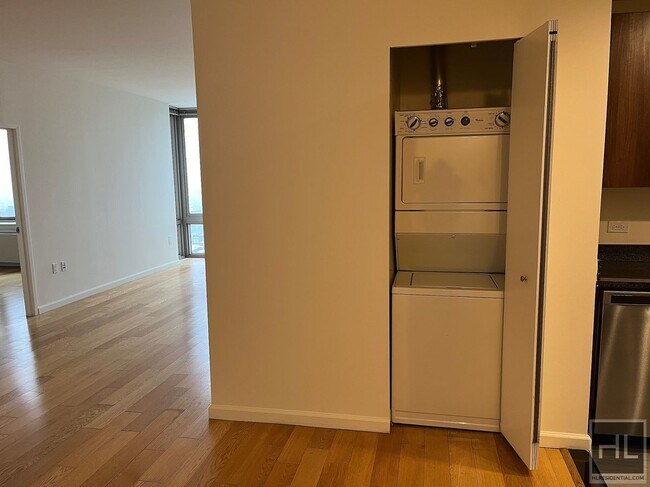 Foto del edificio - In Unit Washer & Dryer, 3 large bedrooms, ...