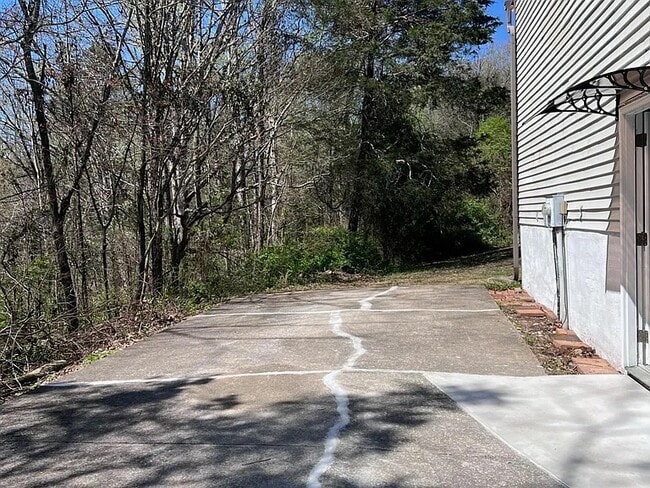 Building Photo - 1637 River Crest Dr