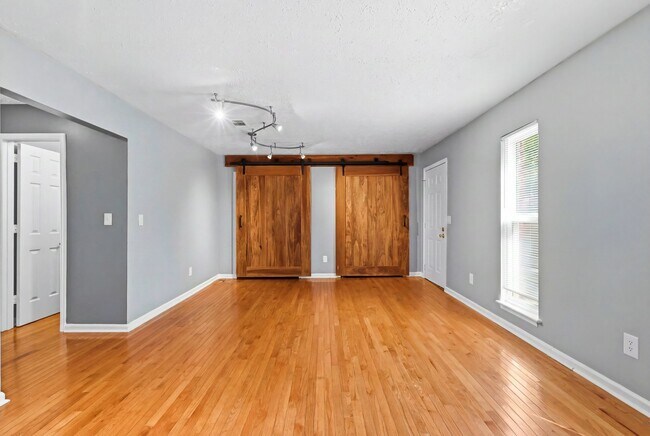 Foto del edificio - 388 Huntington Ridge Dr