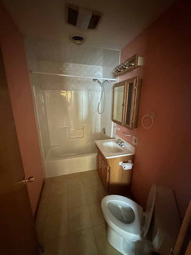 Foto del edificio - 7349 Waldman Ave