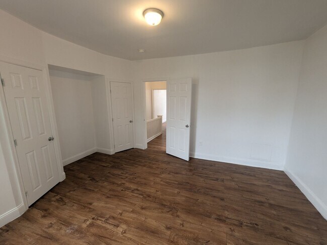 Building Photo - Large Home - Parkside