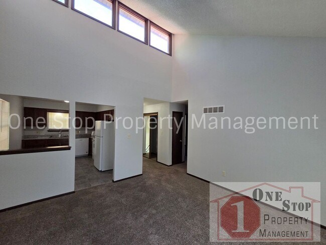 Building Photo - Welcome Home to this Adorable 2 Bed 1.5 Bath Duplex in Independence!!