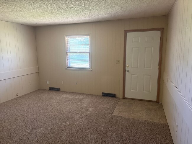 Building Photo - 2 Bedroom Duplex Close to MSU!  $695