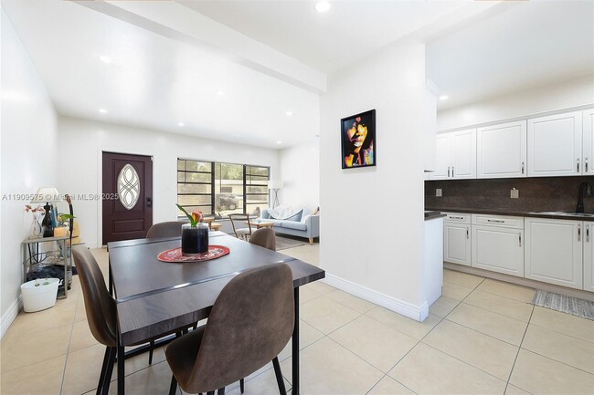 Building Photo - 250 NE 170th St