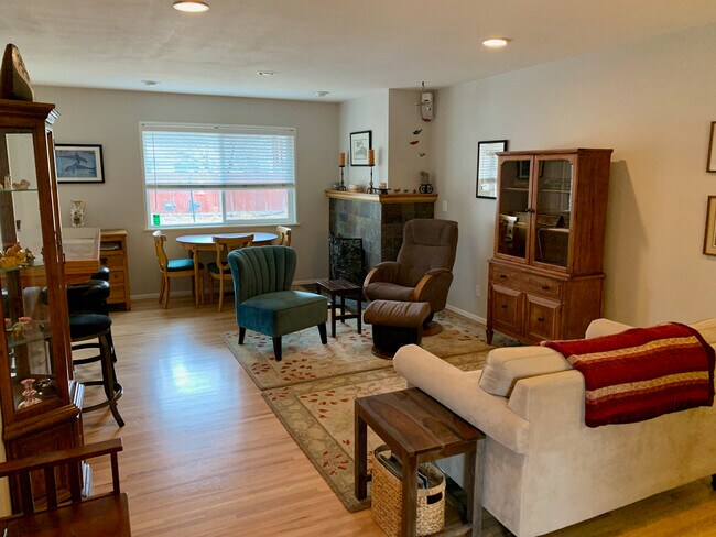 Sala de estar - 2708 Mesa Avenue