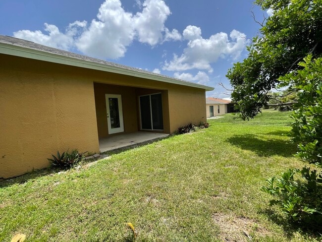 Foto del edificio - Prime Cape Coral Location — Spacious 2 Bed...