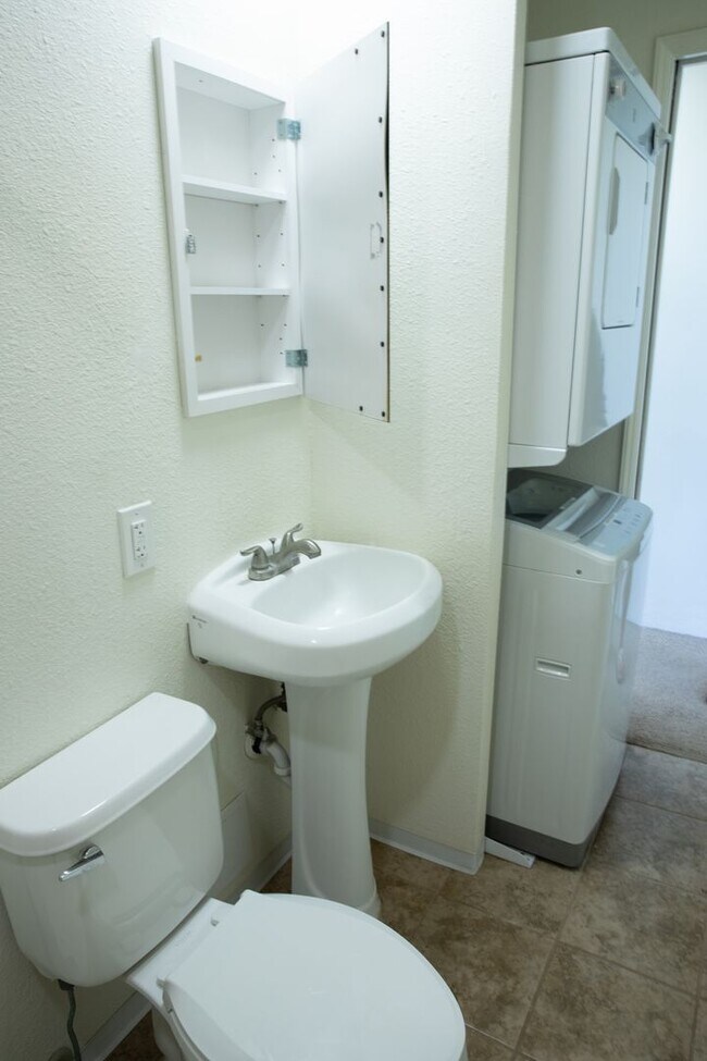 Foto del edificio - 2 BR/ 1 Bath Low- rise Apartment