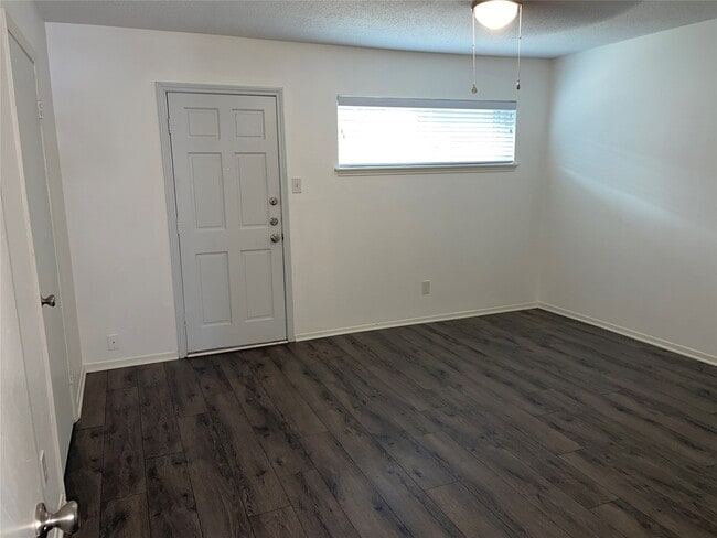 Foto del edificio - 1110 W Tri Oaks Ln