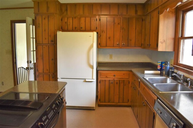 Building Photo - 501 Valley View