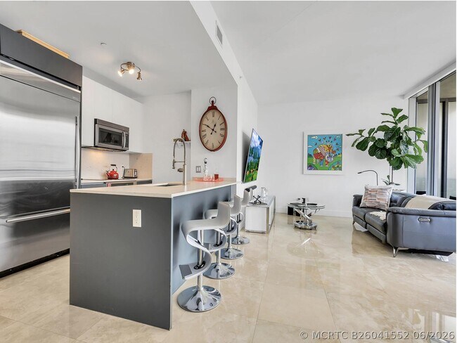 Building Photo - 1300 Brickell Bay Dr