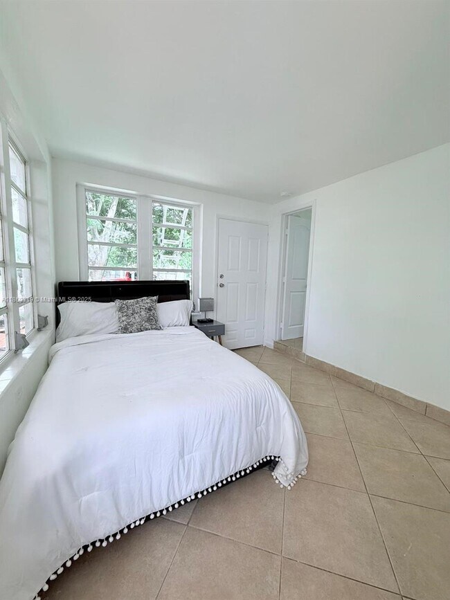 Foto del edificio - 600 NE 44th St
