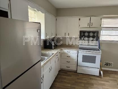 Building Photo - 1608 W 24th Terrace S