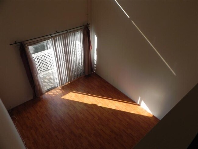 Foto del edificio - **PRICE ADJUSTMENT**  2BR/2BA LOFT CONDO IN BIXBY KNOLLS