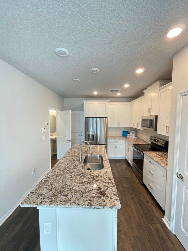 Foto del edificio - 8653 Tavistock Lakes Blvd