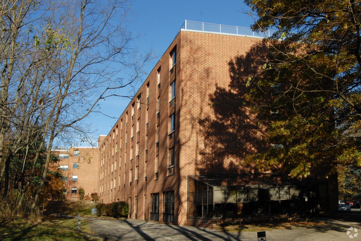 Building Photo - Ross Towers