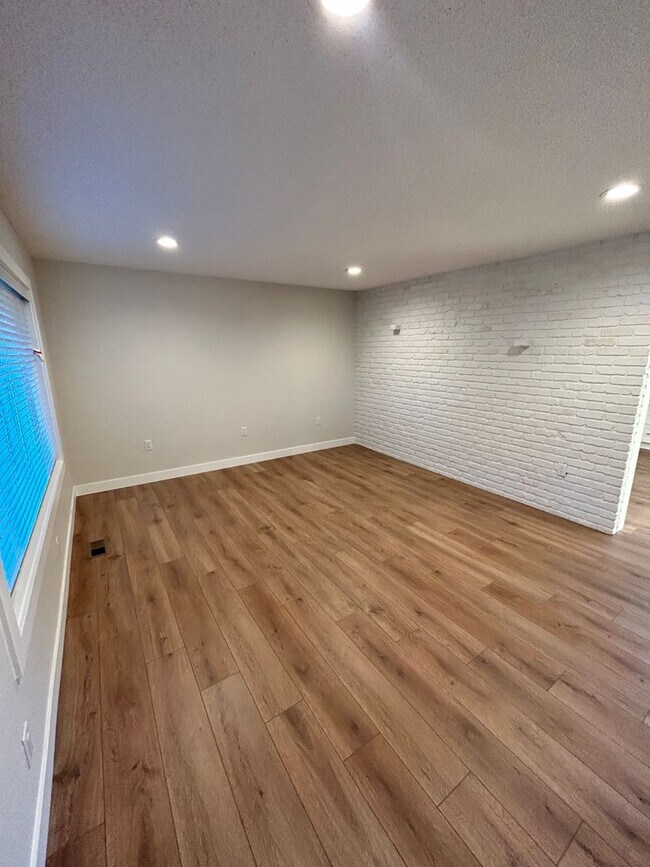 Foto del edificio - Rare 5-bedroom House with 1 Car Garage in Everson.