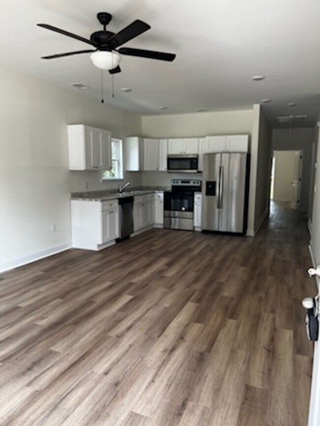 Foto del edificio - Brand New 3 Bedroom, 2 Bathroom Duplex in ...