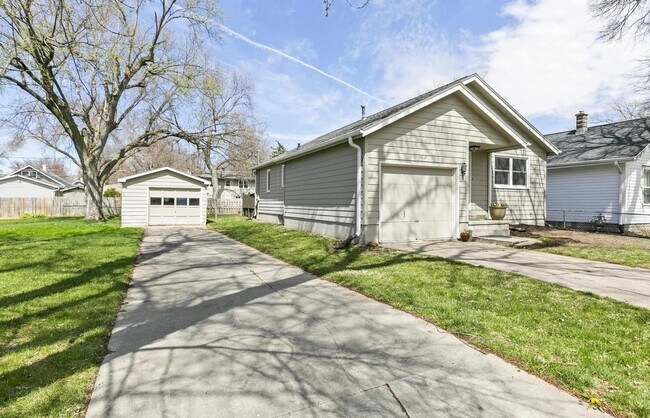 Foto del edificio - Charming Ranch Home For Rent Near Aksarben