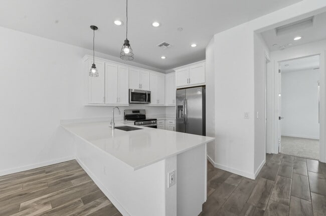 Foto del edificio - Like New Luxurious Modern 3 Bedroom 2 Bath...