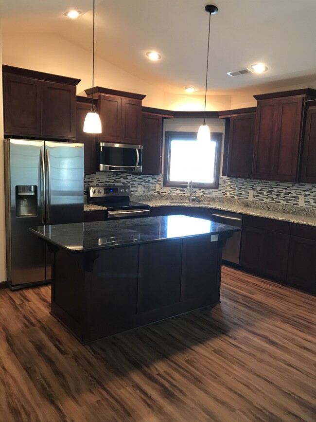 Granite countertops throughout - 3202 Lakeview Rd