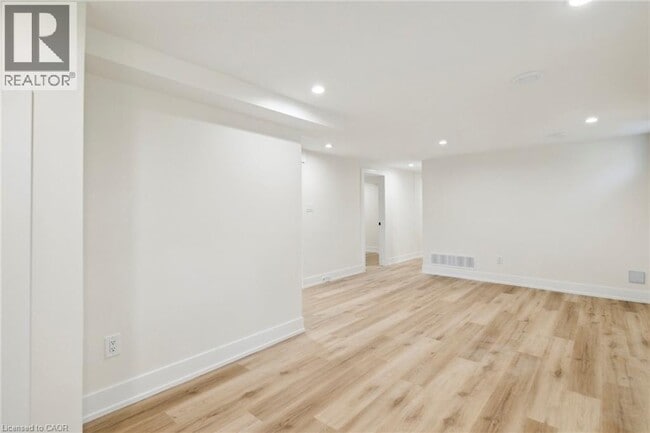 Building Photo - 87 Leaside Dr