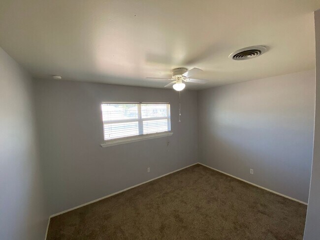 Foto del edificio - 6-month lease AVAILABLE! 4 bedroom 2 bath ...
