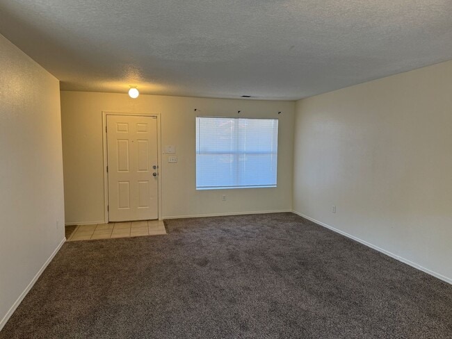 Building Photo - 4 Br, 2.5 Bath, loft upstairs, landscaped ...