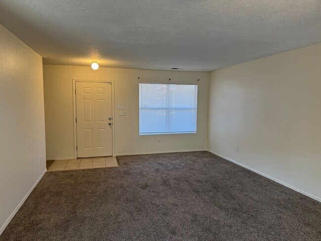 Foto del edificio - 4 Br, 2.5 Bath, loft upstairs, landscaped ...